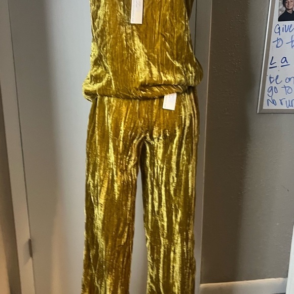 NWT Paparazzi Biz gold velvet pant suit blouse and pants - Picture 9 of 15